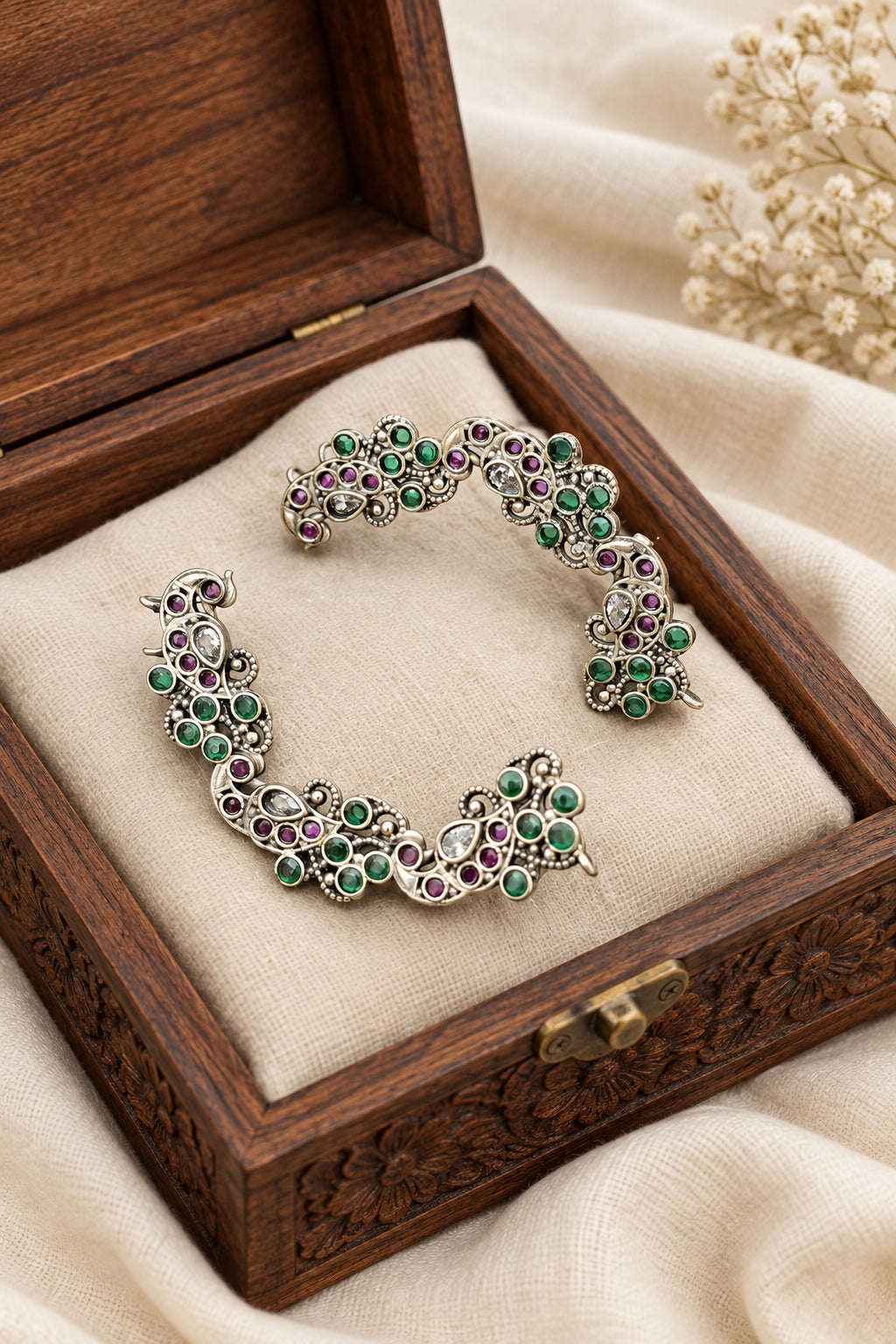 Statement earcuff