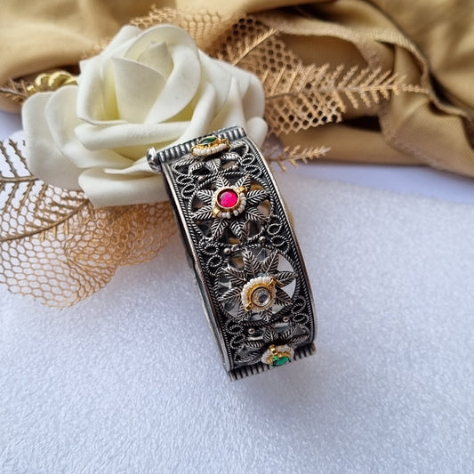 Pachi kundan Phool Brass Kada