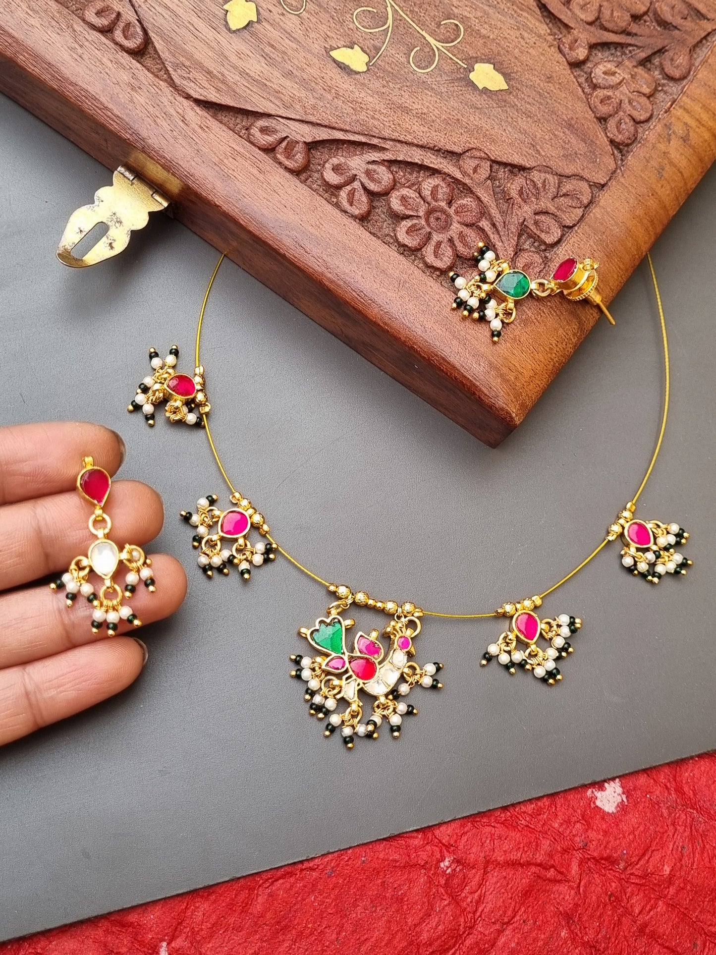 Shama Golden Sleek Pachi kundan Necklace/ Choker Set