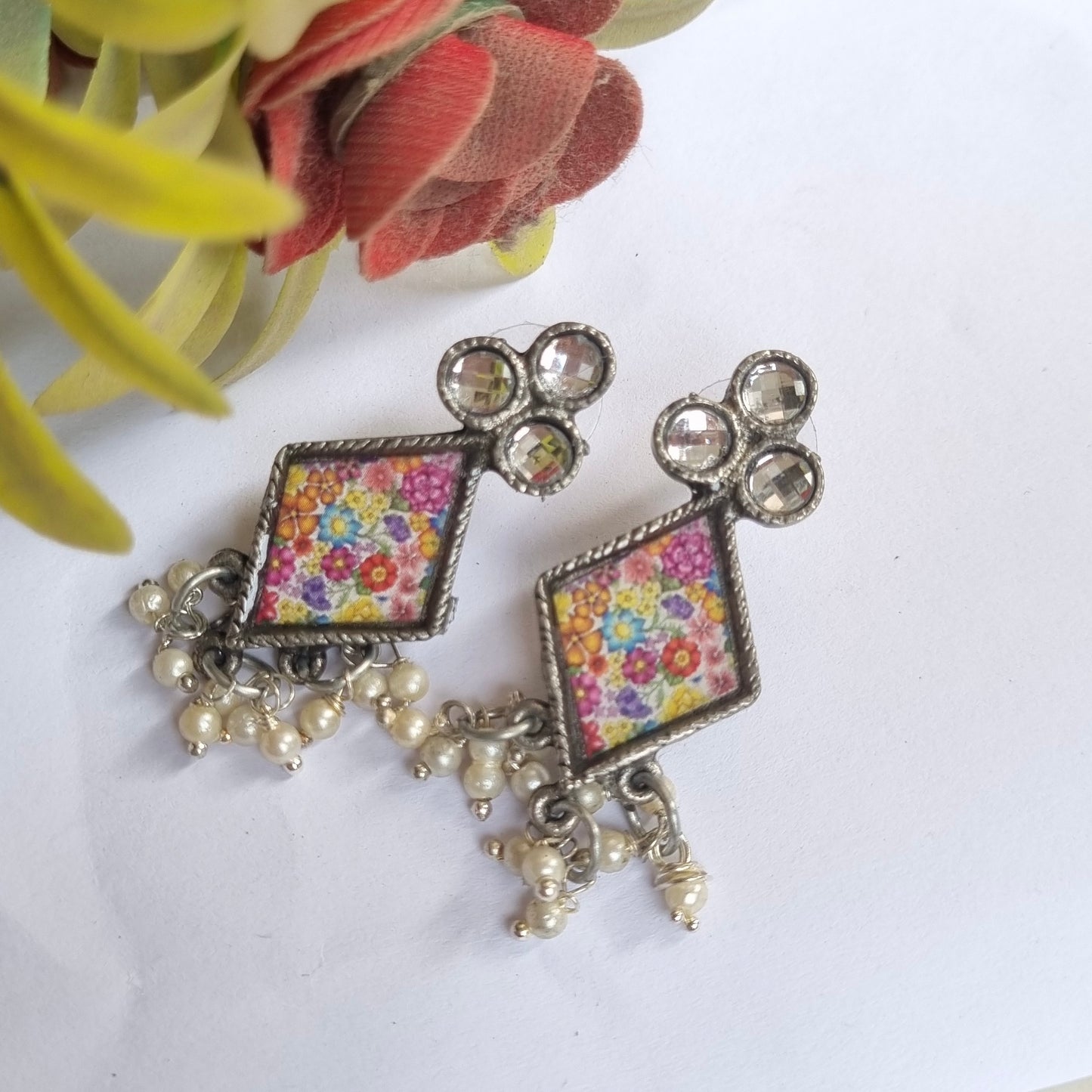 Phool Picture earrings