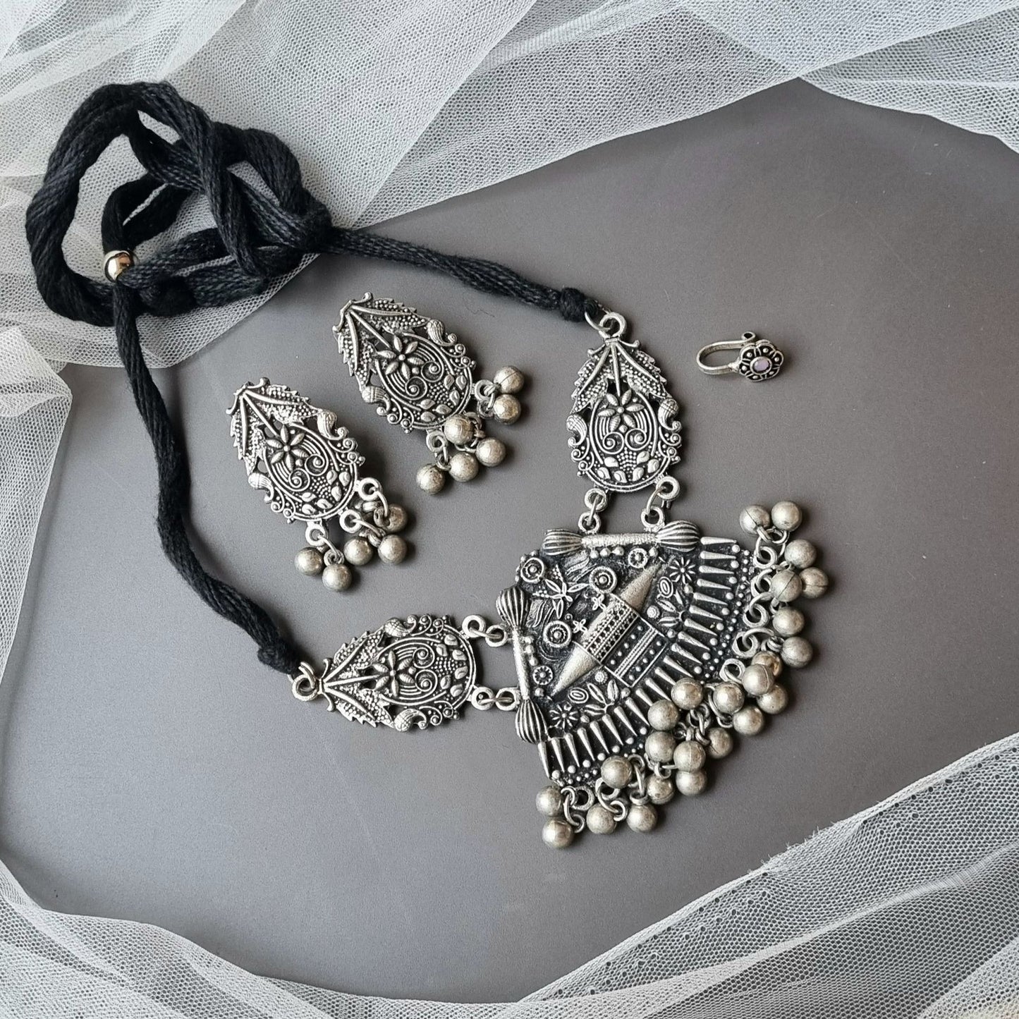 Maira Oxidised Choker set with Nosepin