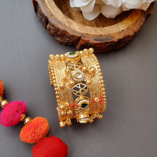 Pachi kundan Statement Golden Brass Kada/Handcuff